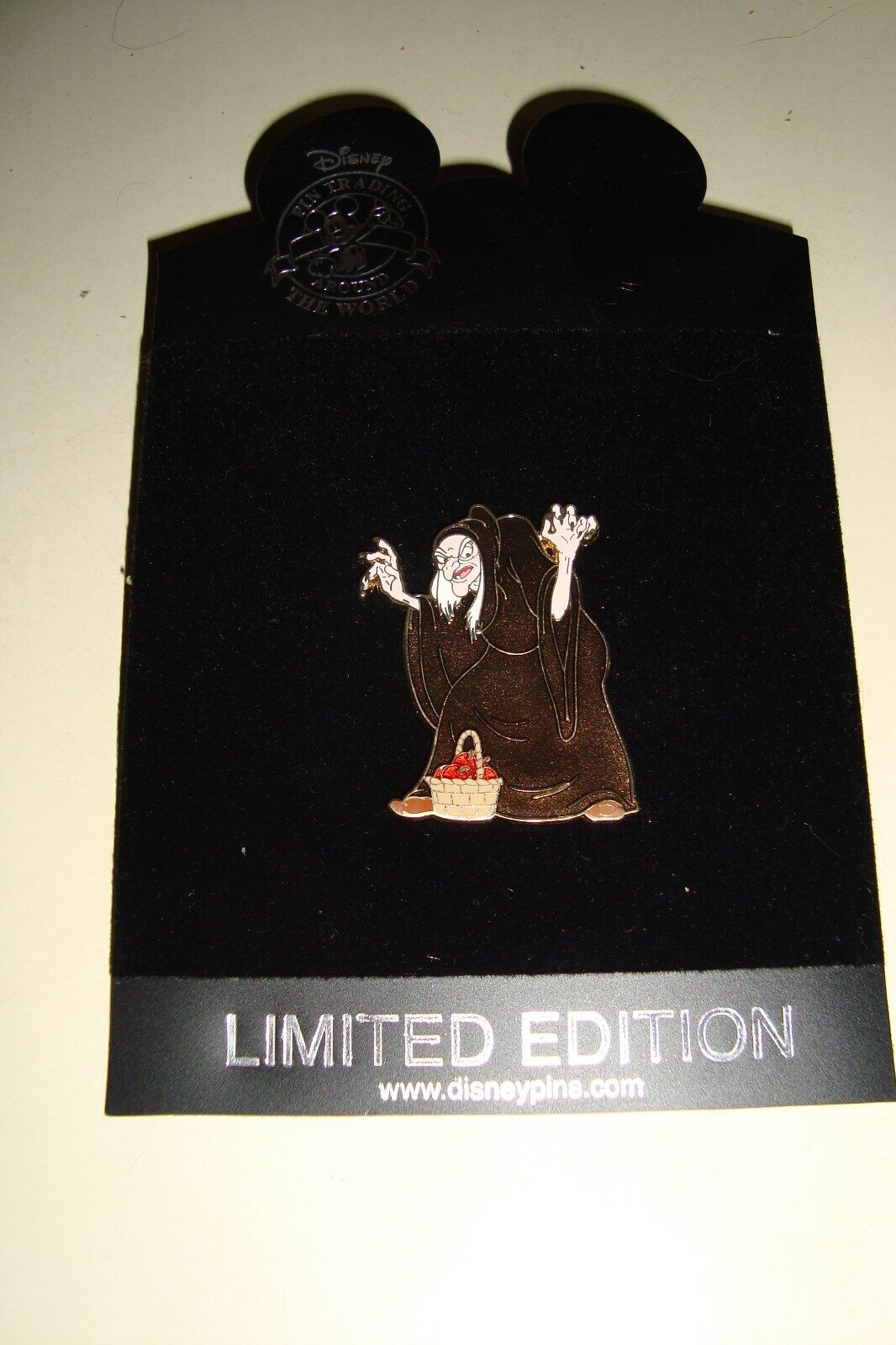 RARE & RETIRED DISNEY LIMITED EDITION JUMBO SNOW WHITE WITCH w APPLES PIN 66372