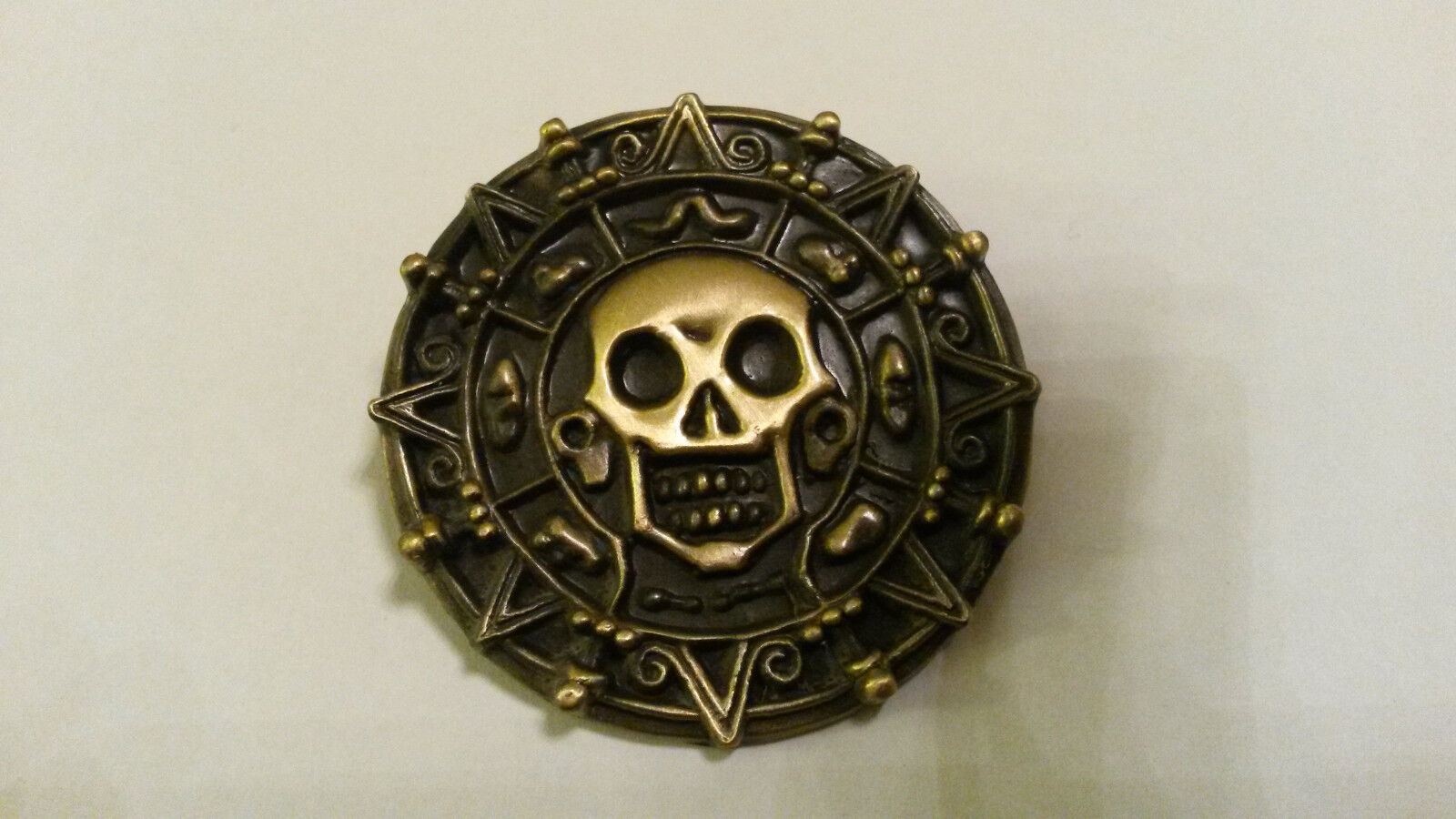 PIRATES of the CARIBBEAN - Pirate Coin PIN SKULL in Cursed Aztec Disney pin