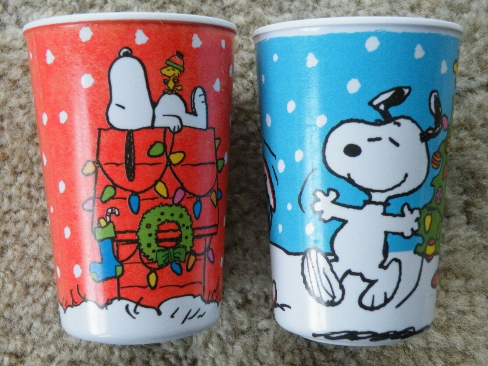 2 Christmas Peanuts Snoopy Beagle PLASTIC CUPS by GIBSON  4 1/4\