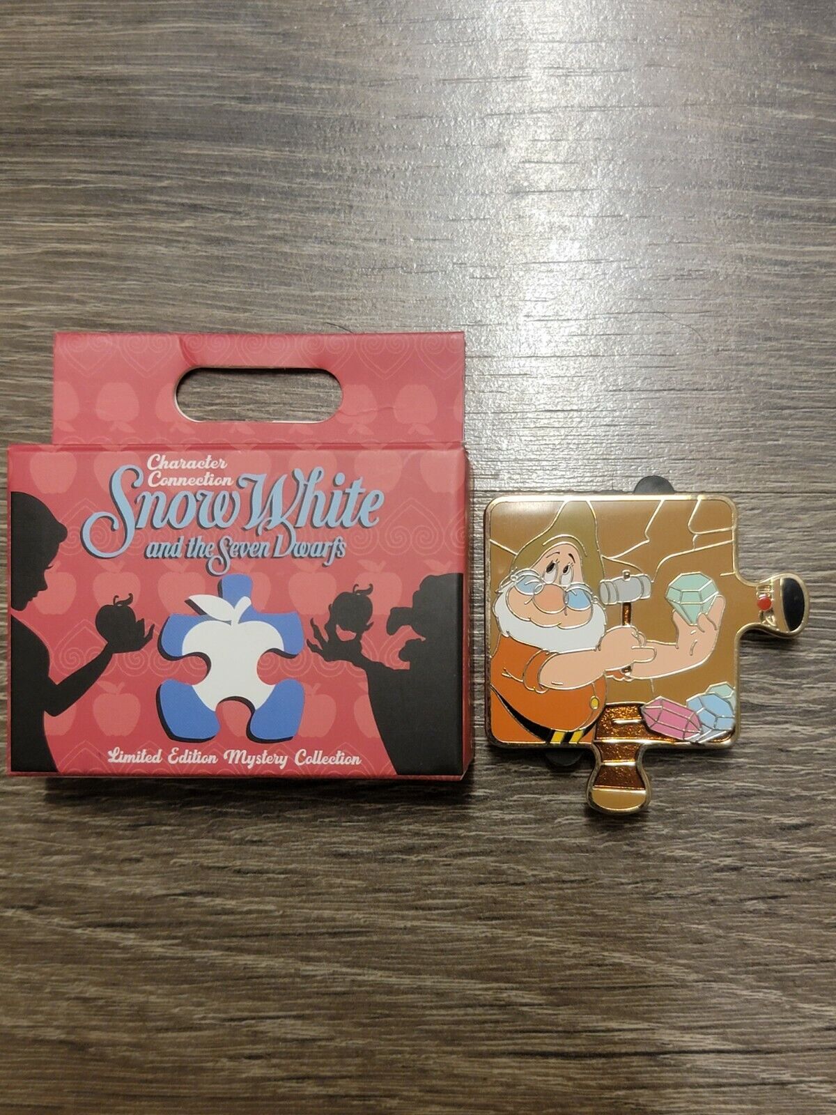 Disney Parks 2021 Doc Snow White Character Connection LE450 Puzzle Piece Pin