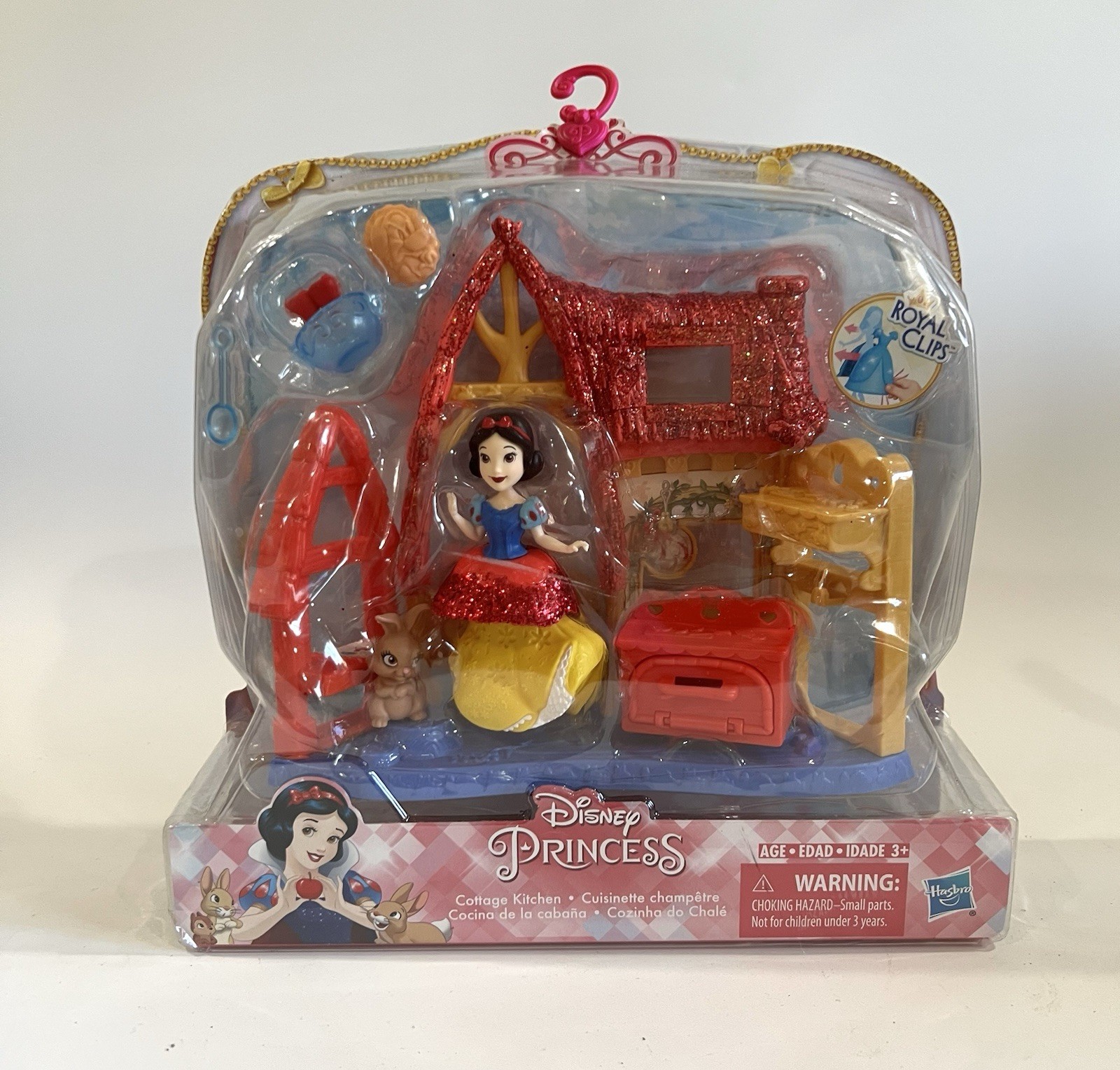 Disney Princess Royal Clips Cottage Kitchen & Snow White 3” Doll & Playset Disney Princess Royal Clips Cottage Kitchen & Snow White 3” Doll & Playset