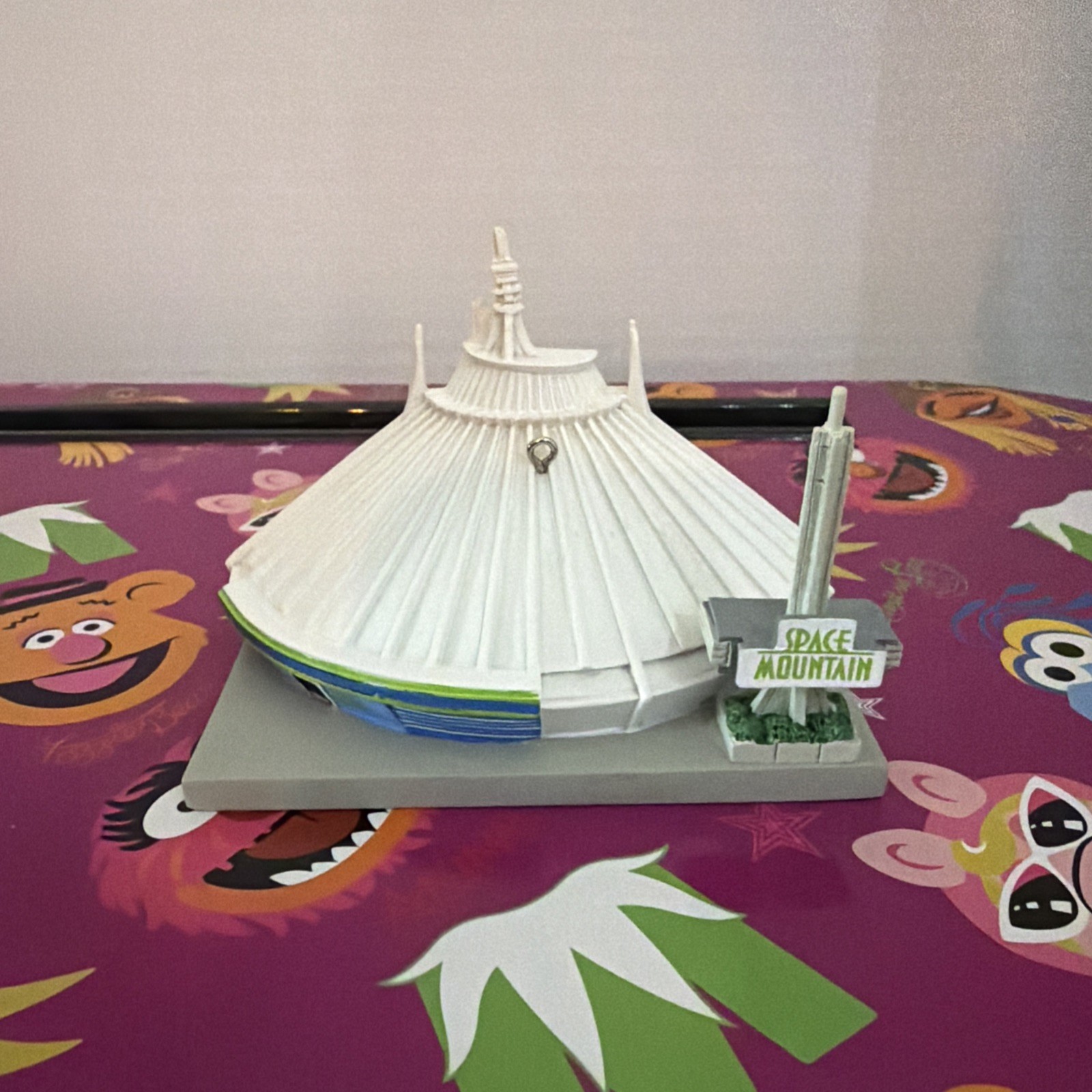 WALT DISNEY WORLD SPACE MOUNTAIN ATTRACTION FACADE FIGURE CHRISTMAS ORNAMENT WALT DISNEY WORLD SPACE MOUNTAIN ATTRACTION FACADE FIGURE CHRISTMAS ORNAMENT